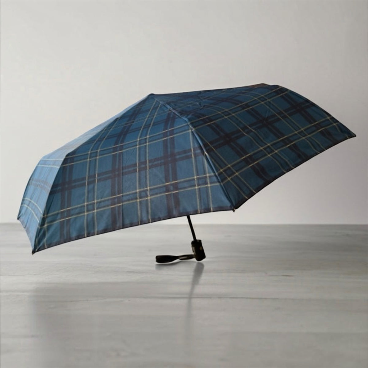 Classic Tartan Compact Travel Umbrella – Auto Open &amp; Close Brolly
